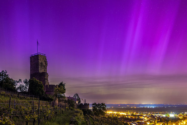 Fast ein Jahrhundertereignis: extrem starke Polarlichter über der Wachtenburg
