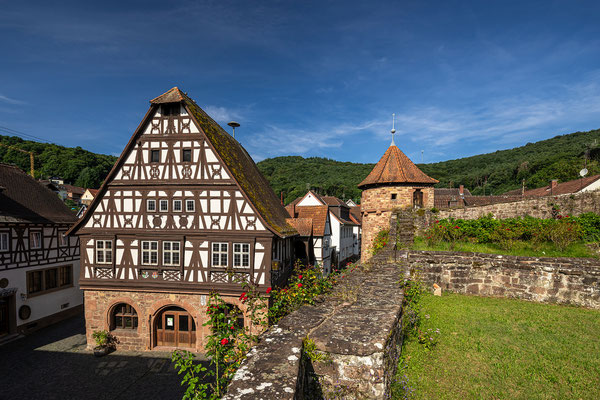 Dörrenbacher Rathaus und Kirche St. Martin