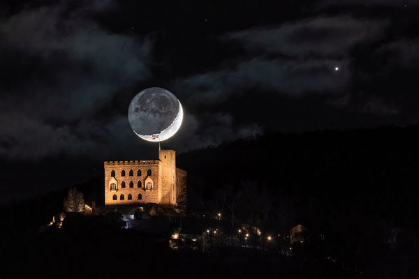 Untergang von Mond und Venus hinter dem Hambacher Schloss