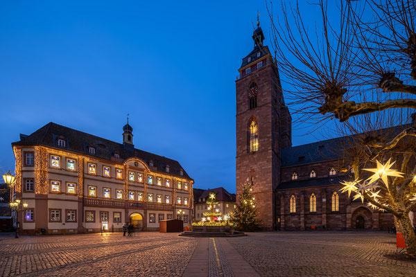 Beleuchteter Adventskalender am Rathaus