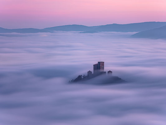 Trifels im Nebelmeer