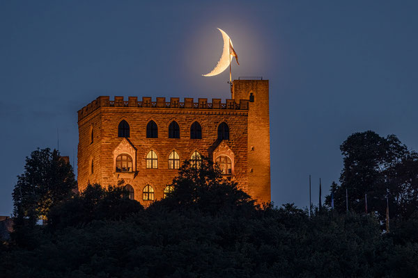 Sichelmond beim Hambacher Schloss