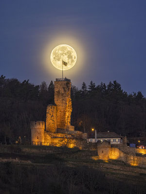 Vollmonduntergang hinter der Wachtenburg
