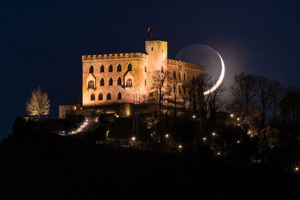 Sichelmond am Hambacher Schloss