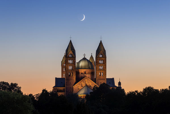 Sichelmond hinter dem Speyerer Dom
