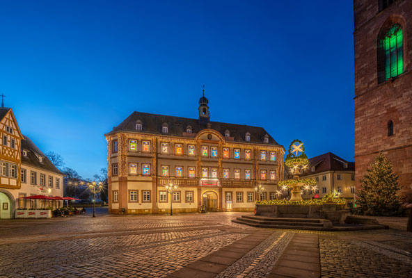 Beleuchteter Weihnachtskalender am Neustadter Rathaus