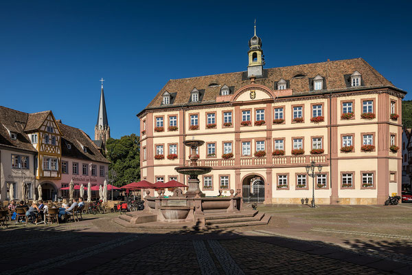 Marktplatz in Neustadt mit Rathaus
