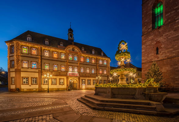 Beleuchteter Weihnachtskalender am Neustadter Rathaus