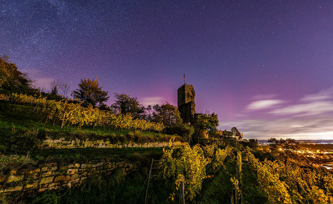 Extrem seltenes Ereignis: violette Polarlichter hinter der Wachtenburg