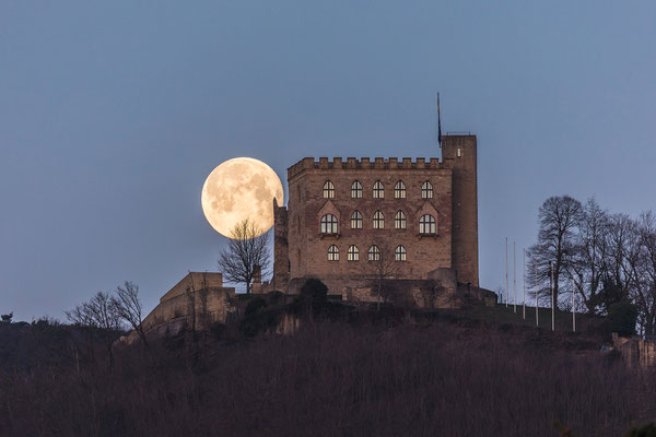 Vollmonduntergang hinter dem Hambacher Schloss