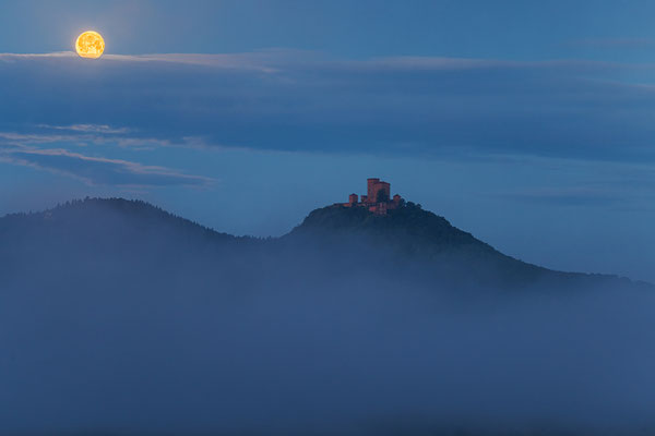 Vollmonduntergang hinter der Burg Trifels