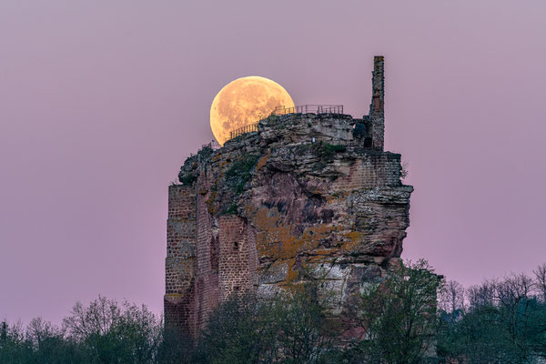 Vollmonduntergang hinter der Ruine Fleckenstein