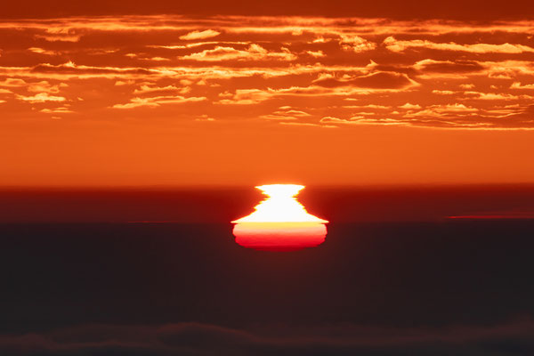 Nebliger Sonnenaufgang an der Rietburg