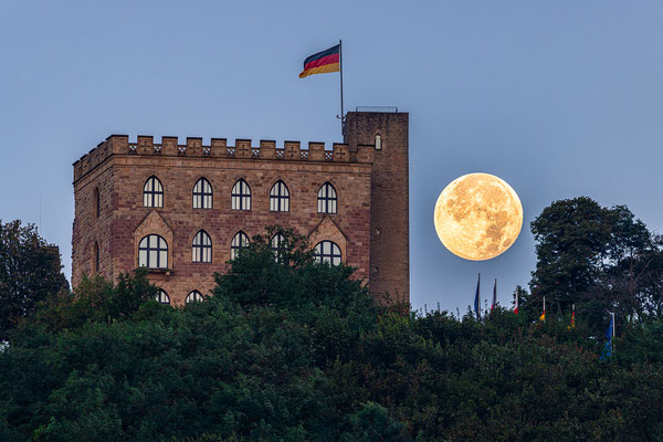 Vollmonduntergang hinter dem Hambacher Schloss