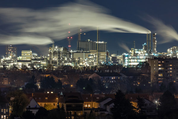 BASF in der Nacht, 80 x 60cm, Alu-Dibond mit Fotopapier, Hängung: Aluminiumschiene, 150 €