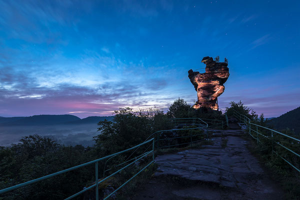 Morgendämmerung auf der Ruine Drachenfels