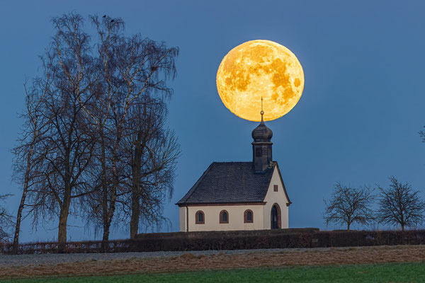 Vollmonduntergang hinter der Reifenberger Kapelle