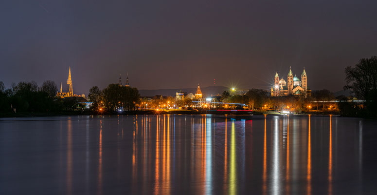 Schmale Mondsichel hinter dem Speyerer Dom