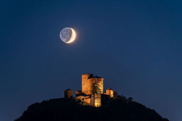 Monduntergang hinter dem Trifels