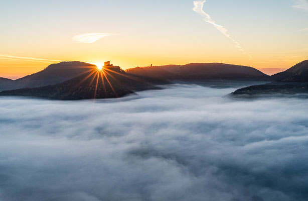 Sonnenaufgang hinter dem Trifels
