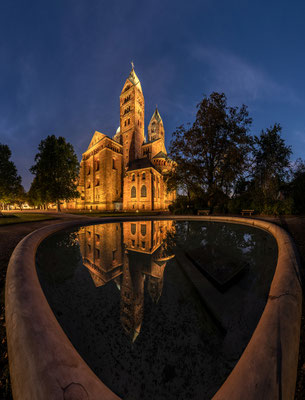 Spiegelung des Speyerer Doms im Brunnen