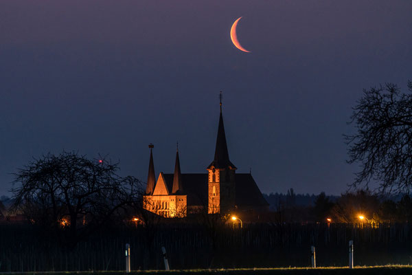 Mondaufgang hinter der Geinsheimer Kirche