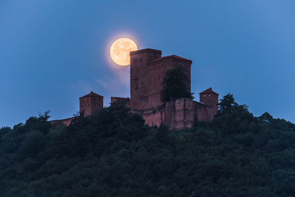 Vollmonduntergang hinter dem Trifels