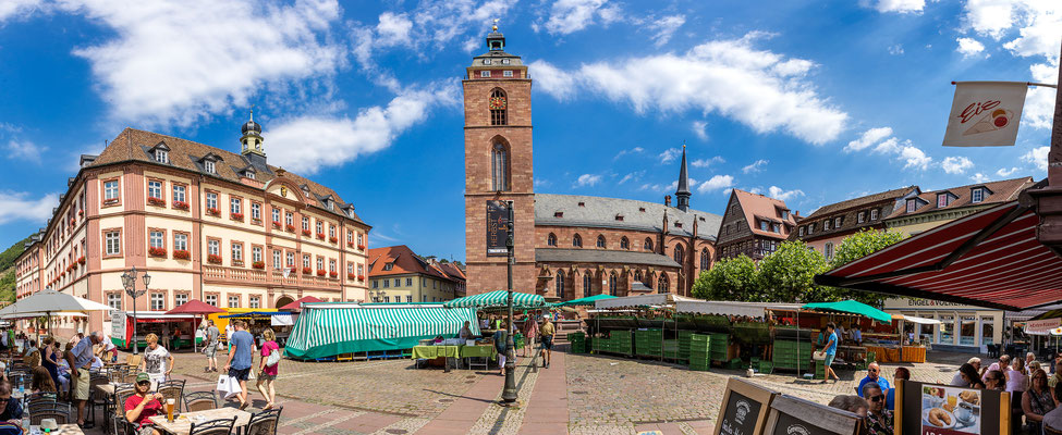 Marktplatz in Neustadt mit Rathaus