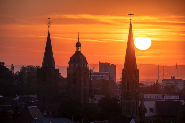 Sonnenaufgang hinter Neustadts Kirchen