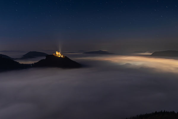 Abendnebel am Hohenberg mit Blick zum Trifels