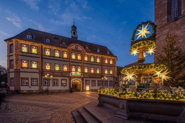 Beleuchteter Adventskalender am Neustadter Rathaus