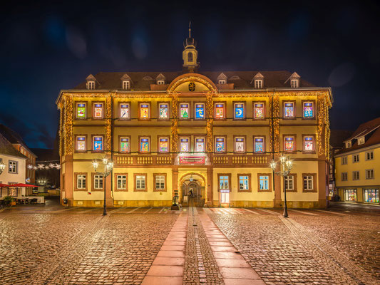Beleuchteter Weihnachtskalender am Neustadter Rathaus