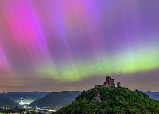 Fast ein Jahrhundertereignis: extrem starke Polarlichter über der Burg Trifels