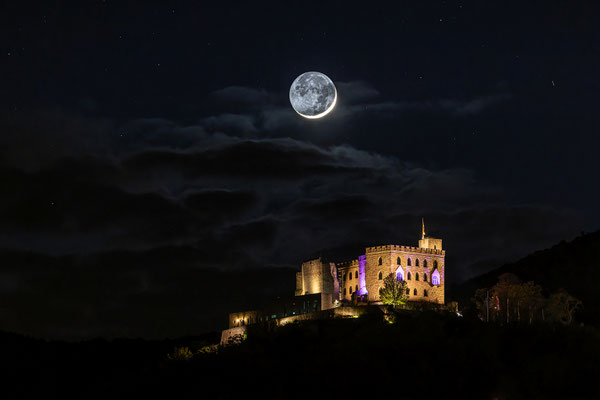 Sichelmond und Jupiter hinterm Hambacher Schloss