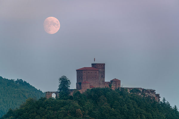 Vollmondaufgang hinter dem Trifels