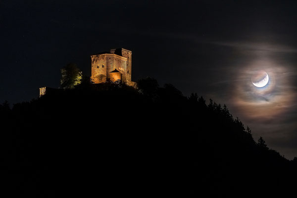 Partielle Mondfinsternis hinter der Burg Trifels