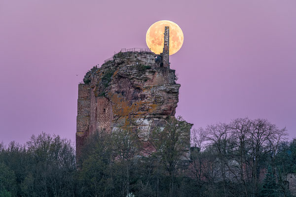 Vollmonduntergang hinter der Ruine Fleckenstein