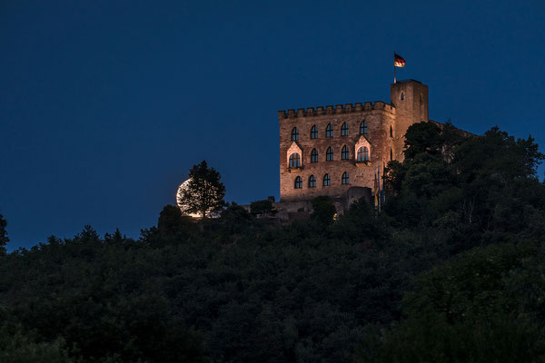 Vollmonduntergang hinter dem Hambacher Schloss