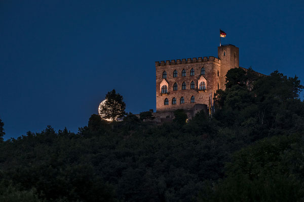 Vollmonduntergang hinter dem Hambacher Schloss
