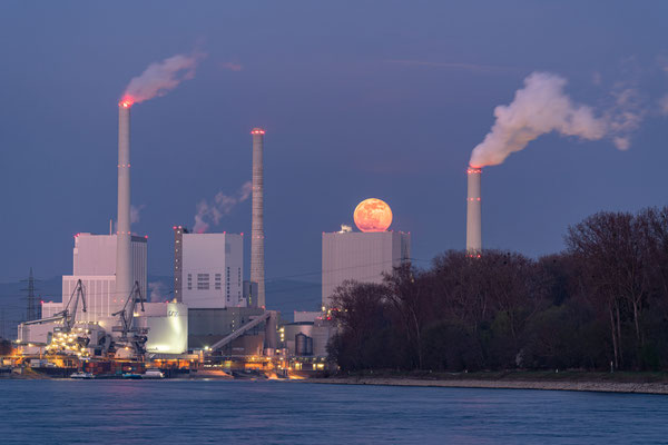 Vollmondaufgang hinter dem GKM