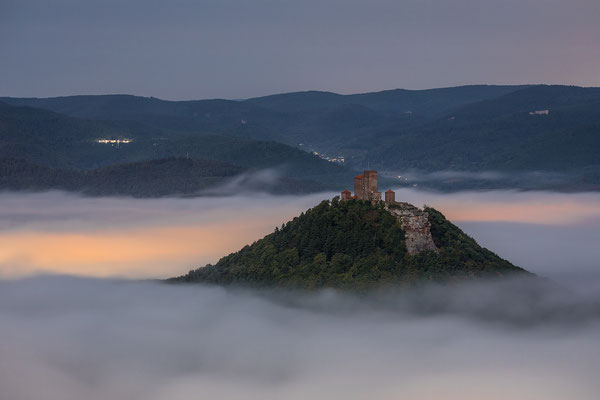 Burg Trifels in nebliger Nacht