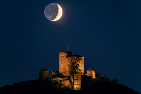 Monduntergang hinter dem Trifels