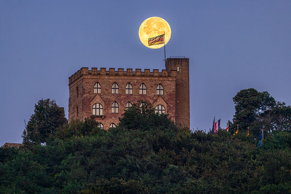 Vollmonduntergang hinter dem Hambacher Schloss