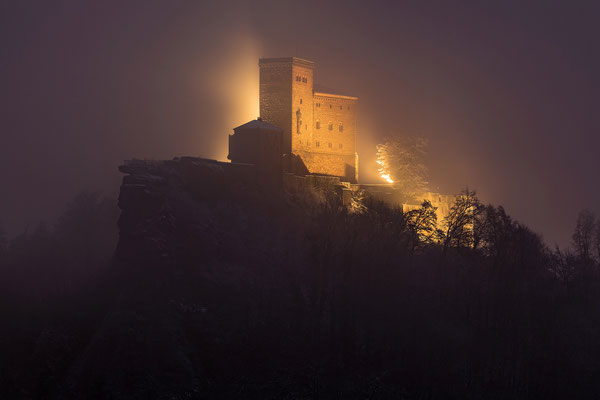 Trifels im Nebel