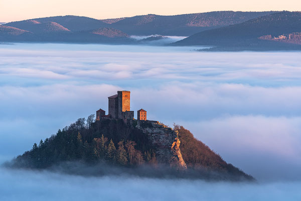 Sonnenaufgang am Trifels