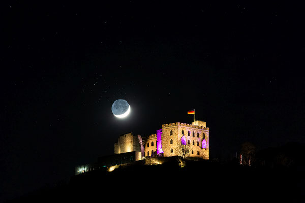 Untergang von Mond und Plejaden hinter dem Hambacher Schloss