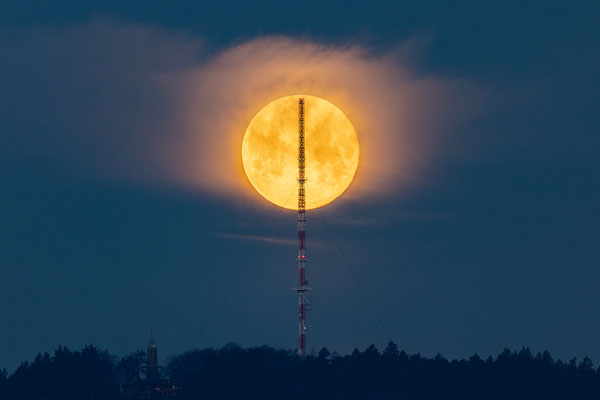 Vollmonduntergang hinterm Weinbiet