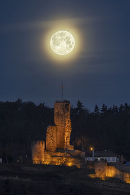 Vollmonduntergang hinter der Wachtenburg