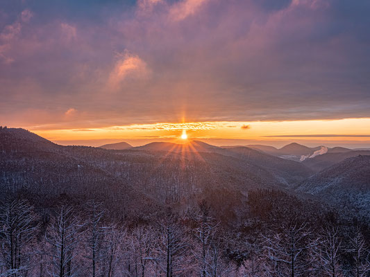 Schneefall und Morgenrot am Kirschfels