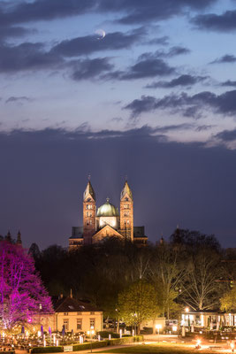Speyerer Dom mit schmaler Mondsichel